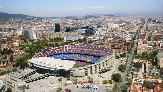 El Camp Nou, con la ciudad de Barcelona como telón de fondo