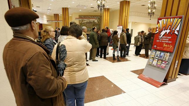 El 60 % de la gran banca cobra comisiones por ingresar efectivo en oficinas