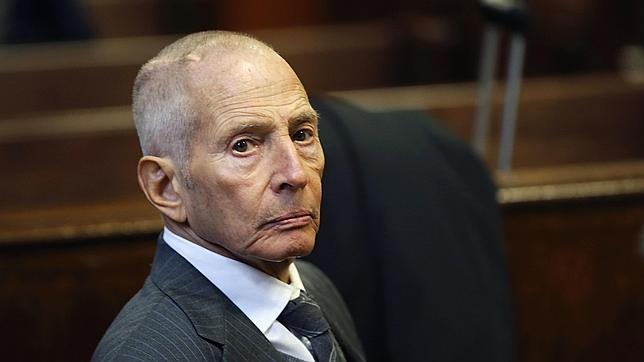 La Fiscalía acusa de asesinato al millonario Robert Durst tras confesar por error ante un micro abierto