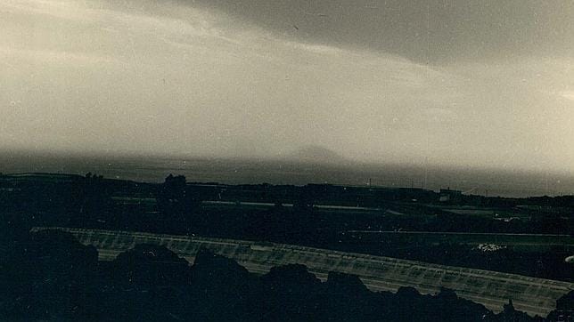 La silueta de la isla de San Borondón, en el horizonte, fotografiada en 1958 por M. Rodríguez Quintero
