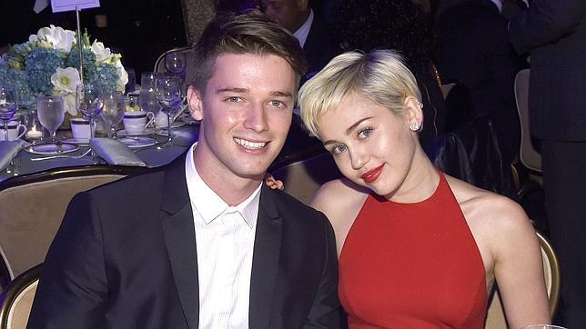 La cantante Miley Cyrus, con su novio Patrick Schwarzenegger en una gala previa a los Grammy