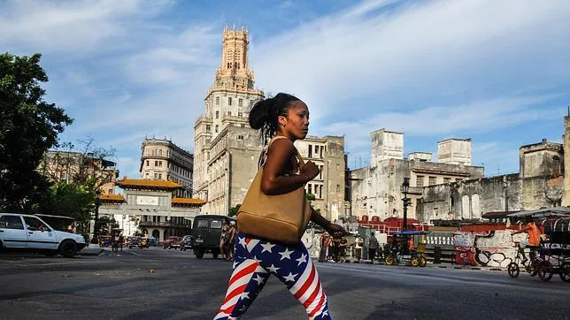 Los cubanos muestran cada vez más abiertamente símbolos estadounidenses como la bandera, en La Habana