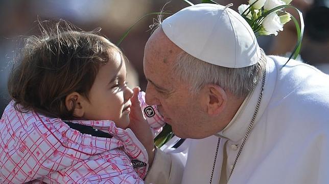 Papa Francisco: «Los niños nos enseñan a reír y a llorar, pues a veces los mayores somos incapaces»