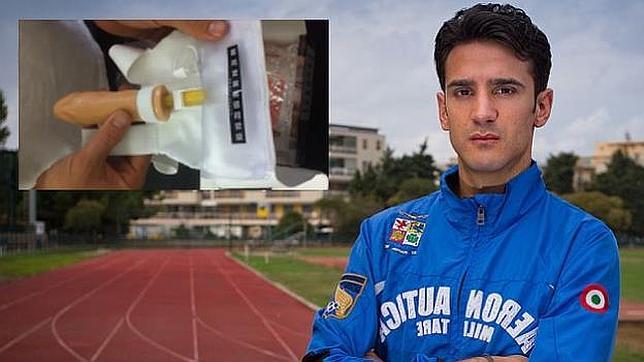 Devis Licciardi y su pene falso