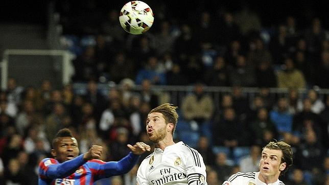 Ramos cabecea, con Bale a su espalda; el central es el principal rematador en las acciones de estrategia