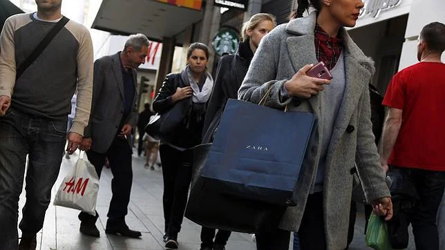 Una mujer con una bolsa de Zara en Madrid