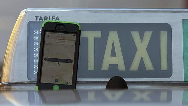 El indicador luminoso del taxi que indica que está libre y un GPS en primer plano