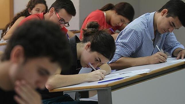 Banco Santander y la Junta convocan 1.000 becas para jóvenes desempleados