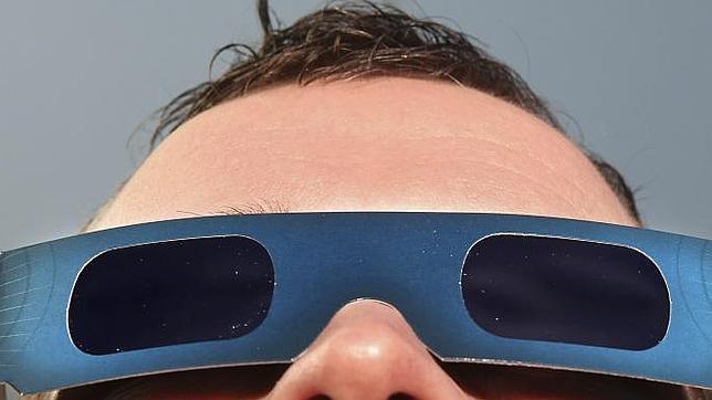 Los riesgos para la vista de observar el eclipse solar sin la protección adecuada