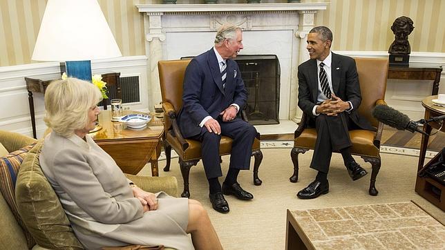 Barack Obama, Camilla y el Príncipe Carlos, en el Despacho Oval