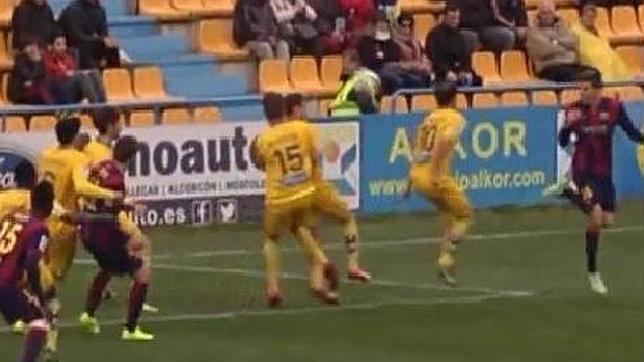 El formidable gol de tacón de Gumbau en el Alcorcón-Barcelona B