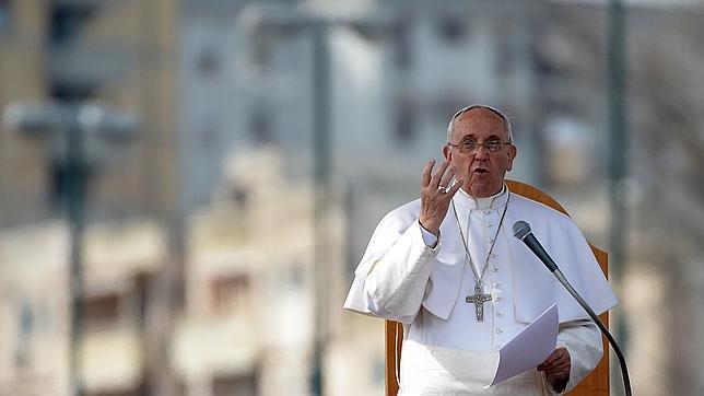 El Papa clama contra la «microviolencia» y la corrupción en un barrio dominado por la Camorra