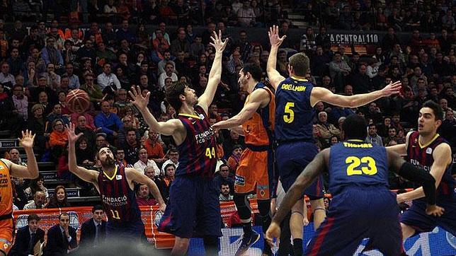 Exhibición del Valencia Basket ante un apagado Barcelona