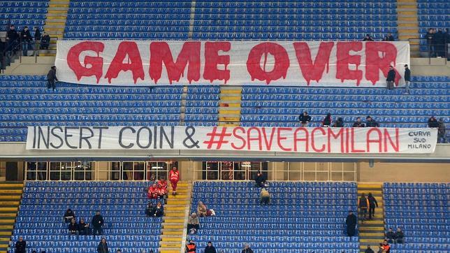 Así mostraron su enfado los hinchas del Milán