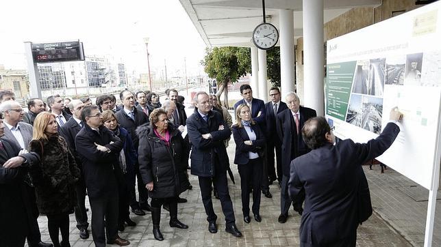 Ana Pastor visita las obras del tercer carril junto con Alberto Fabra y Rita Barberá