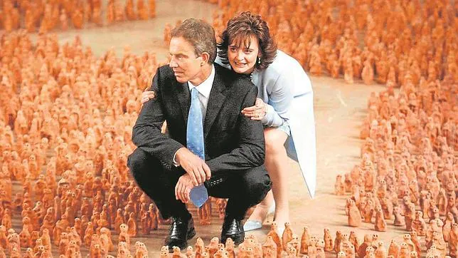 Blair y su esposa contemplan una instalación de un artista británico en Pekín