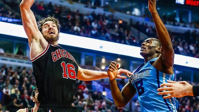 Gasol y Mirotic aseguran los playoffs