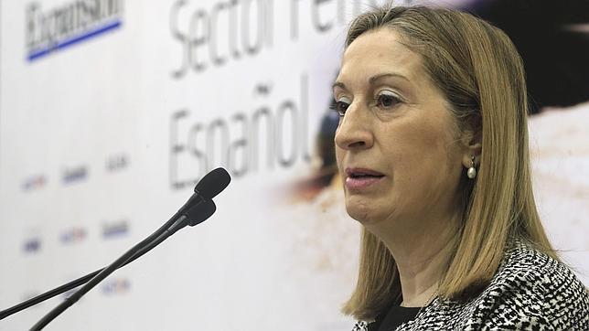 La ministra de Fomento, Ana Pastor, durante su intervención hoy en la inauguración de las jornadas «Situación y futuro del sector ferroviario español»