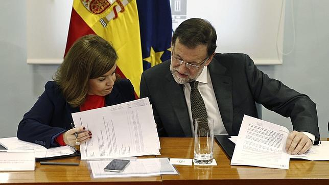 Mariano Rajoy y Soraya Sáenz de Santamaría durante la reunión del gabinete de crisis