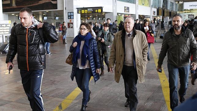 Un equipo de médicos y psicólogos atienden a los familiares de las víctimas en El Prat