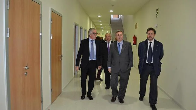 García-Tizón recorre las nuevas instalaciones acompañado por el diputado Juan José Gómez-Hidalgo