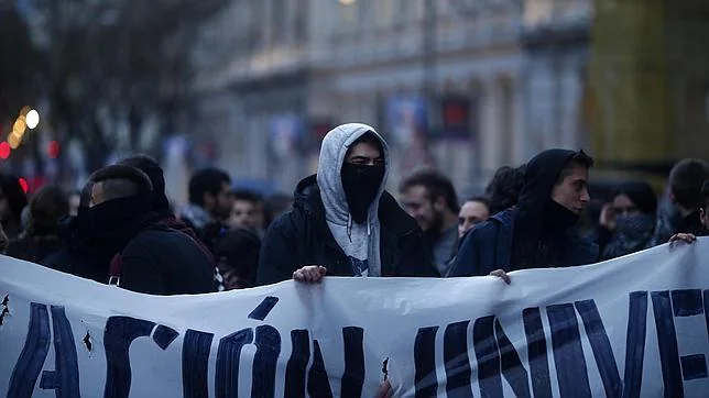 Jóvenes radicales toman la cabeza de la manifestación contra el «decreto 3+2»