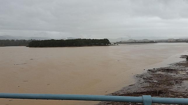 El temporal de lluvias deja dos muertos, desborda pantanos y cierra colegios