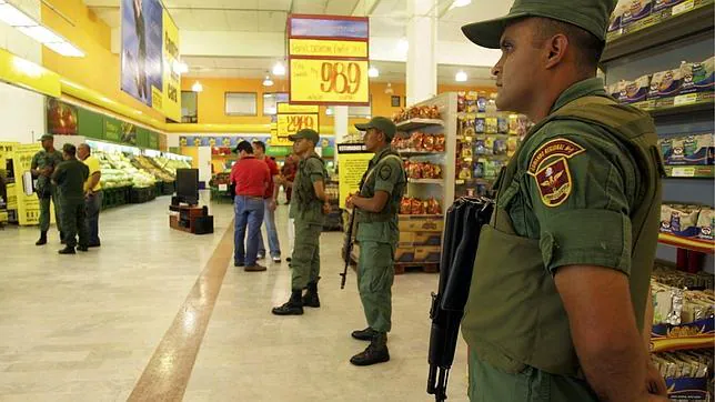 La Guardia Nacional de Venezuela custodia un supermercado durante las revueltas de 2010