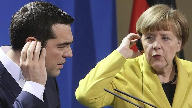 La canciller alemana, Angela Merkel (d) y el primer ministro griego, Alexis Tsipras (i)