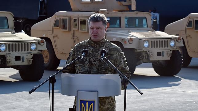 Poroshenko, vestido de militar durante un acto oficial en Kiev