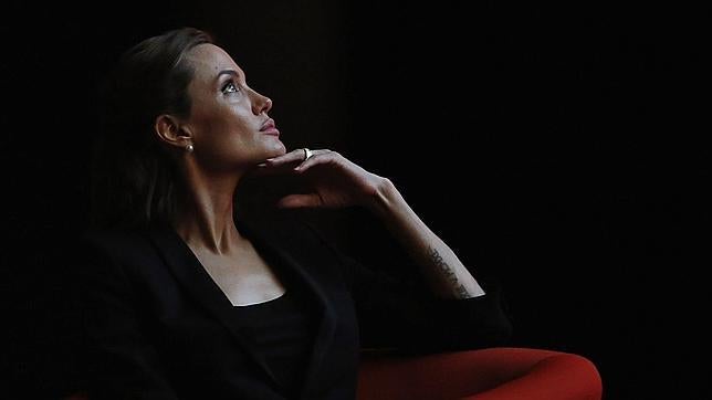 La extirpación de ovarios de Angelina Jolie, una decisión acertada contra un cáncer traicionero