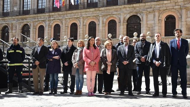 Castilla-La Mancha guarda un minuto de silencio por las víctimas del accidente aéreo en los Alpes franceses