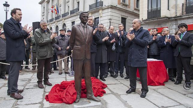 Ávila rinde homenaje a Adolfo Suárez con una estatua de bronce