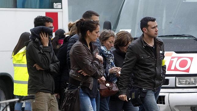 Familiares y amigos de las víctimas del accidente de avión que viajaba de Barcelona a Dusserlorf