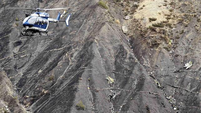 Helicóptero de la Gendarmería francesa sobrevuela la zona.