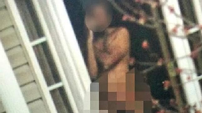 Imagen del hombre desnudo en la puerta de su casa