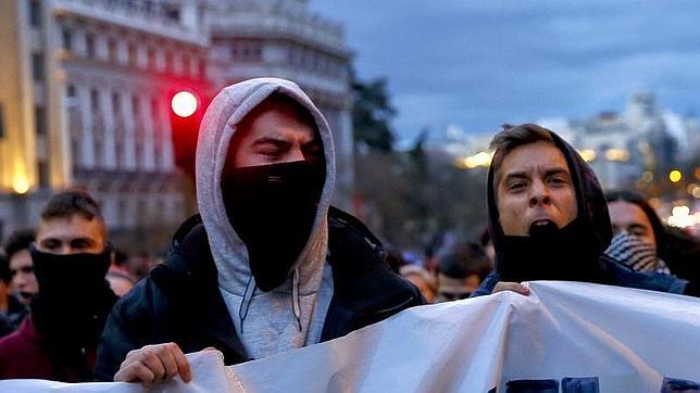 Los piquetes arrancan mobiliario urbano de Somosaguas para bloquear el acceso al campus