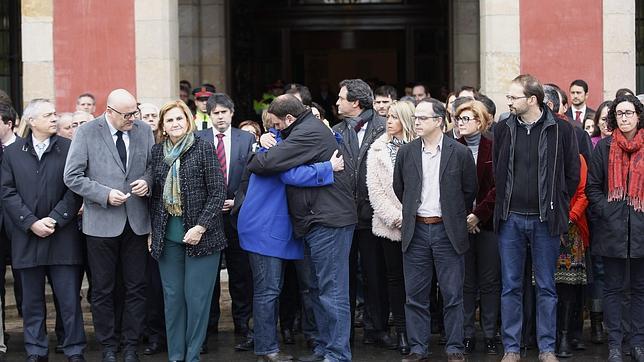 Duelo a las puertas del Parlament por las víctimas del avión siniestrado