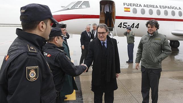 Rajoy y Mas viajan a los Alpes franceses en coches separados, pero volaron juntos