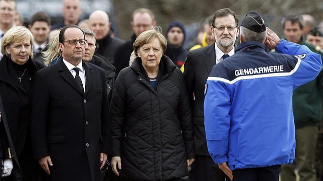 Hollande, Merkel y Rajoy, en la zona donde se estrelló el avión