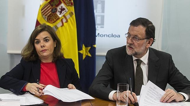 Santamaría y Rajoy, al frente del gabinete de crisis