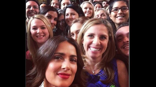 Salma Hayek pide consejos para salir mejor en los «selfies»