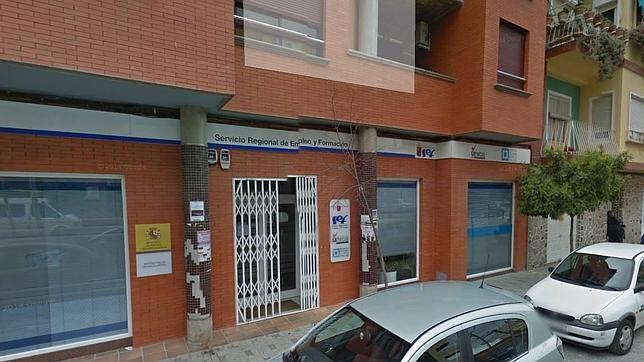 Golpea con un bate a un funcionario que le negó la prestación por desempleo