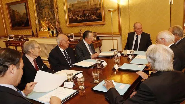 Don Juan Carlos con los miembros del patronato de la fundación Fondena, reunidos en su despacho del Palacio Real