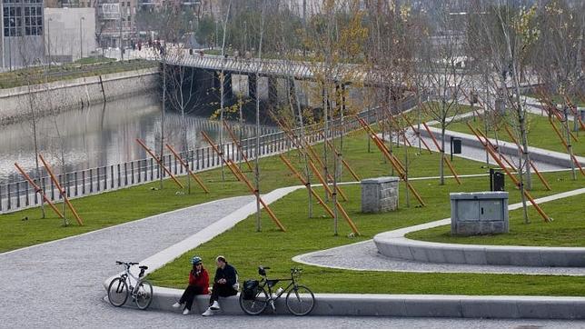 El parque Madrid Río entre el puente de Segovia y el de San Isidro