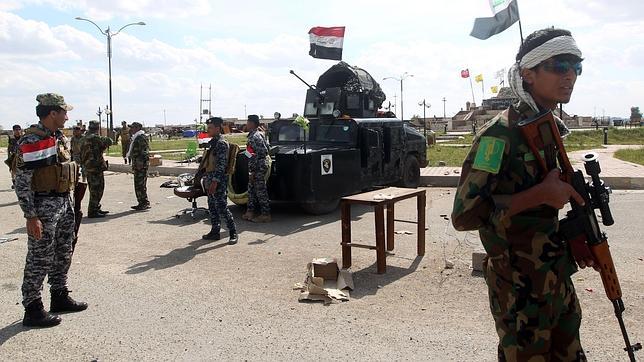Policías iraquíes y milicianos suníes cerca de Tikrit