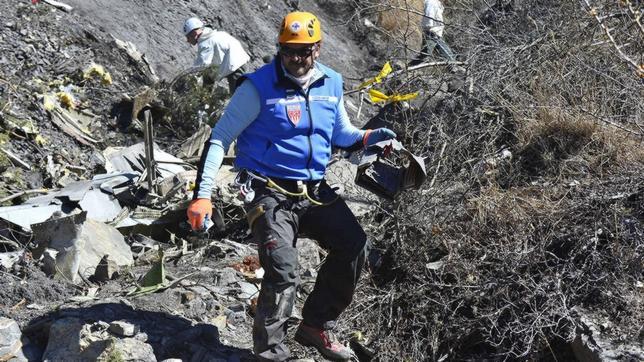 Un gendarme francés en la zona del accidente del Airbus A320