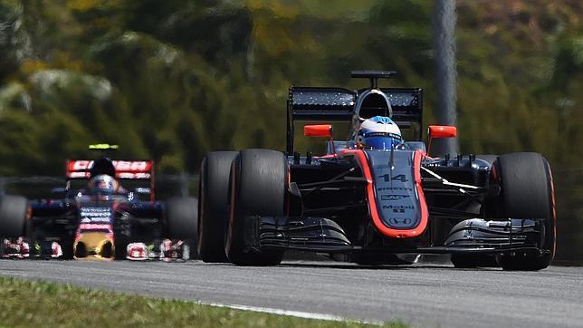 El McLaren de Alonso, durante los entrenamientos libres en Malasia