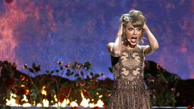Swift durante su presentación en los American Music Awards