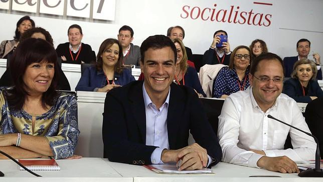 Pedro Sánchez, acompañado por Micaela Navarro (izda.) y Cesar Luena, al inicio de la reunión del Comité Federal del PSOE